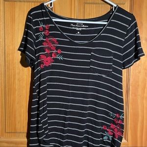 Hollister Must-Have V-neck T-shirt. Striped, Embroidered Flowers. XS/S